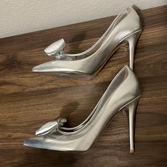 VALENTINO WOMEN'S LEATHER METALLIC DOLLYBOW PUMPS SILVER - Picture 6 of 16